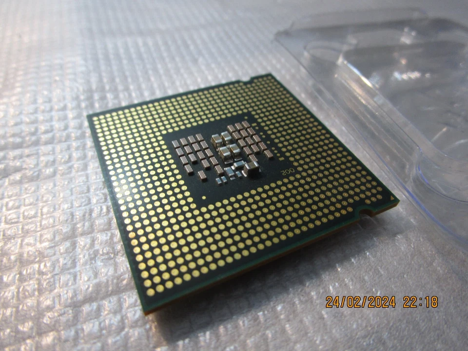 Intel Core 2 Quad Q8200 CPU SLG9S 2.33 GHz 4 MB 1333MHz LGA 775 versione tray - Immagine 3 di 4