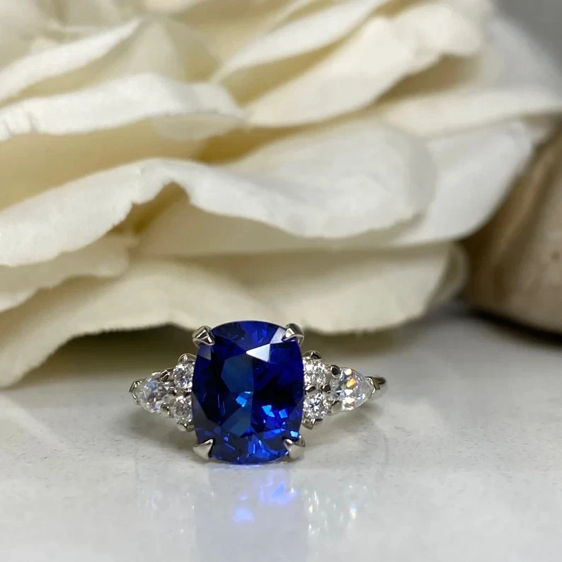 Alianza de oro blanco de 18 quilates de zafiro natural y diamantes talla cojín de 4,50 quilates talla 6 Foto 2 de 4