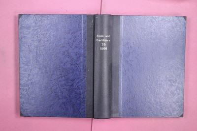 355797 SOILS AND FERTILIZERS Commonwealth Agricultural Bureaux Commonwealth