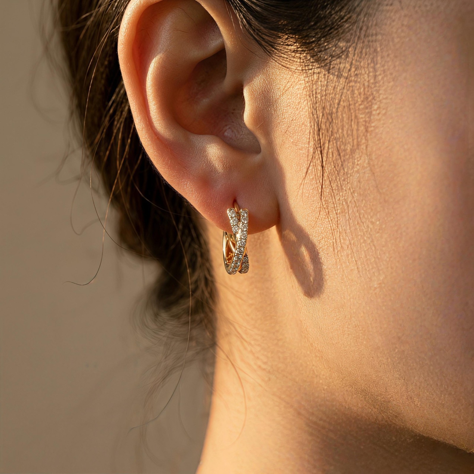 Pendientes de aro de moissanita retorcida de oro de 14k aros Huggie regalo de aniversario para mujer