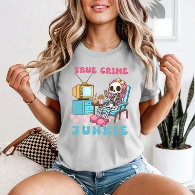True Crime Junkie Skelett True Crime Hobbys Damen Grafik T-Shirt