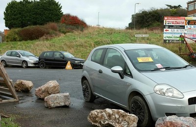 Foto 6x4 unbesteuerte Fahrzeuge, Woodland Close, Torquay nicht die einzigen bis c2017