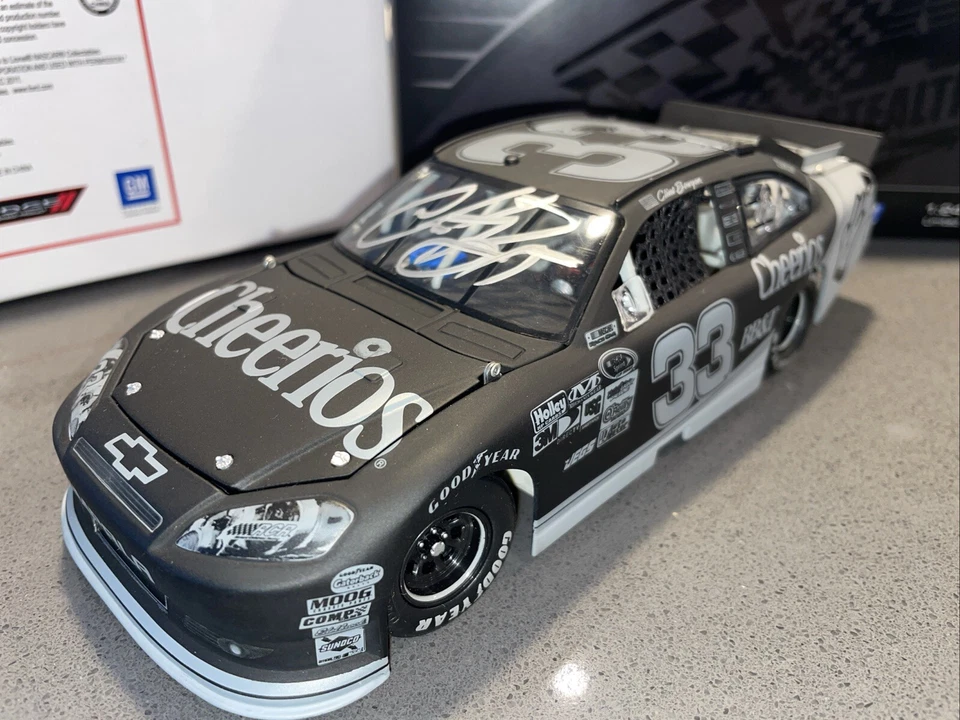 Raro Clint Bowyer Cheerios Autografiado 2011 Etiqueta Negra #33 Escala 1/24 Foto 2 de 4