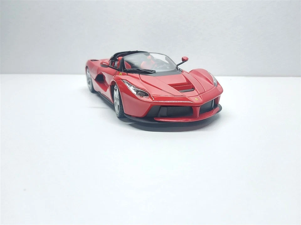 Ferrari LaFerrari Aperta Cabrio Rosso del 2016 - 1/18 Artigianale base Burago - Immagine 2 di 4