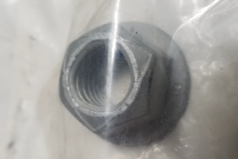 Оригинальная подвеска GM 11517635 / 11516382. Болт поперечного сечения и фланцевая зажимная гайка 1984 - 94 - Изображение 4 из 4