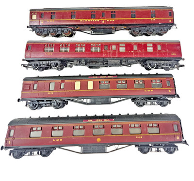 Schwader von 4x Hornby R4078 Spurweite OO und Stanier Korridor R423A weinrot Bremse ohne Verpackung