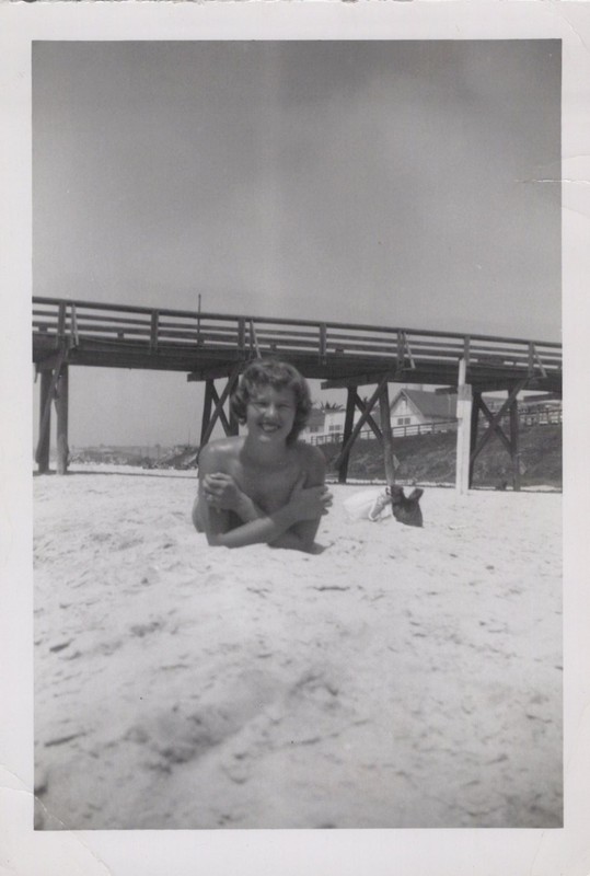 PRETTY WOMAN IN BATHING SUITS ON BEACH VINTAGE AMATEUR FOUND 3x4 PHOTO 1940's #o