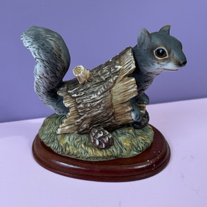 Vintage Homco Masterpiece Squirrel In Log Figurine W/ Base 1986 5x5.5”