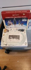Vintage Lemax 1995 Hearthside Village Animated Skating Pond Complete 54106 w/Box