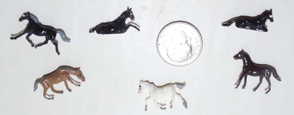 Lot of 5 Very Small N Scale Plastic Figures of Horses - Image 2 of 4