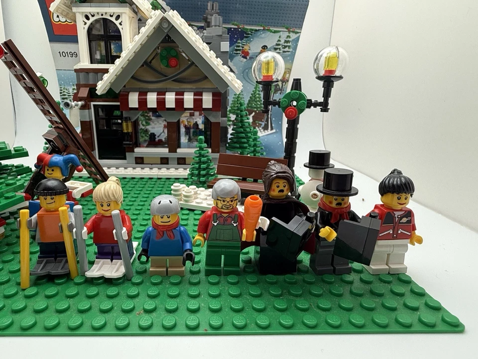 LEGO Creator WINTER TOY SHOP 10199 Complete w/ Minifigs, Instruction & Gift Tag - Image 4 of 4