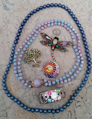 Random Lot of 3 Jeweled Pins/Brooches 2 Faux Pearl Necklaces and 1 Geneva Watch