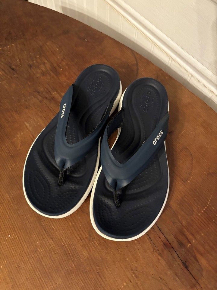 CROCS Women's Capri V Sporty Flip Flops in Navy Blue / White Size 4 eBay