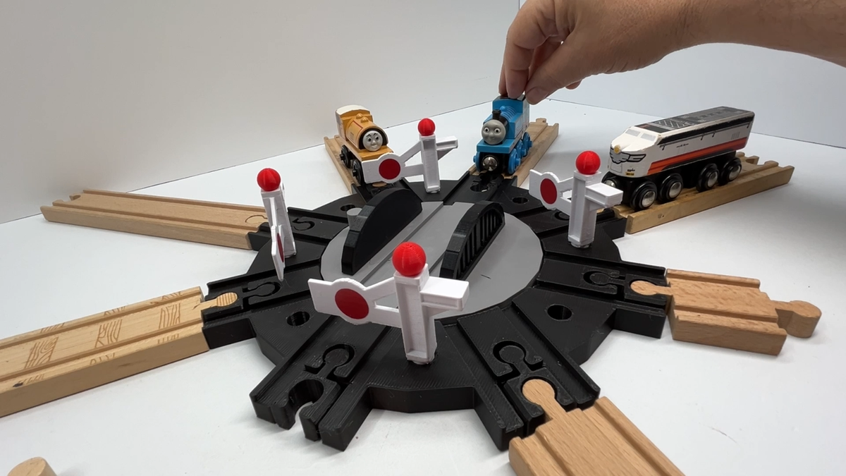 Wooden Railway Roundabout 8-Way Turntable Switch Track - Fits