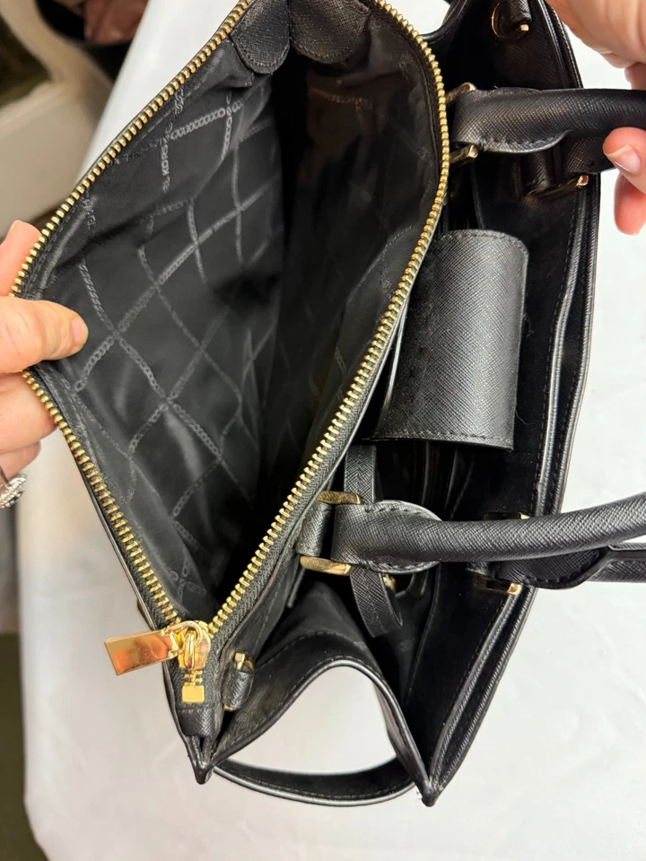 BOLSO MICHAEL KORS KARLA TOP CREMALLERA MEDIANO CUERO SAFFIANO NEGRO  Foto 4 de 4