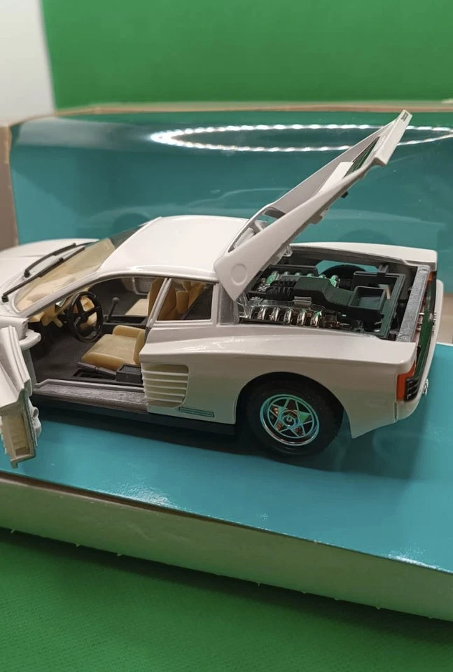 BBURAGO 5001 FERRARI TESTAROSSA MIAMI VICE BIANCA 1:24 CON SCATOLA ORIGINALE - Immagine 3 di 4