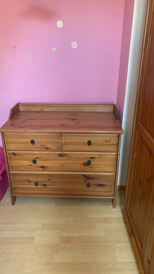 Kommode, Schrank, Schreibtisch, Bett