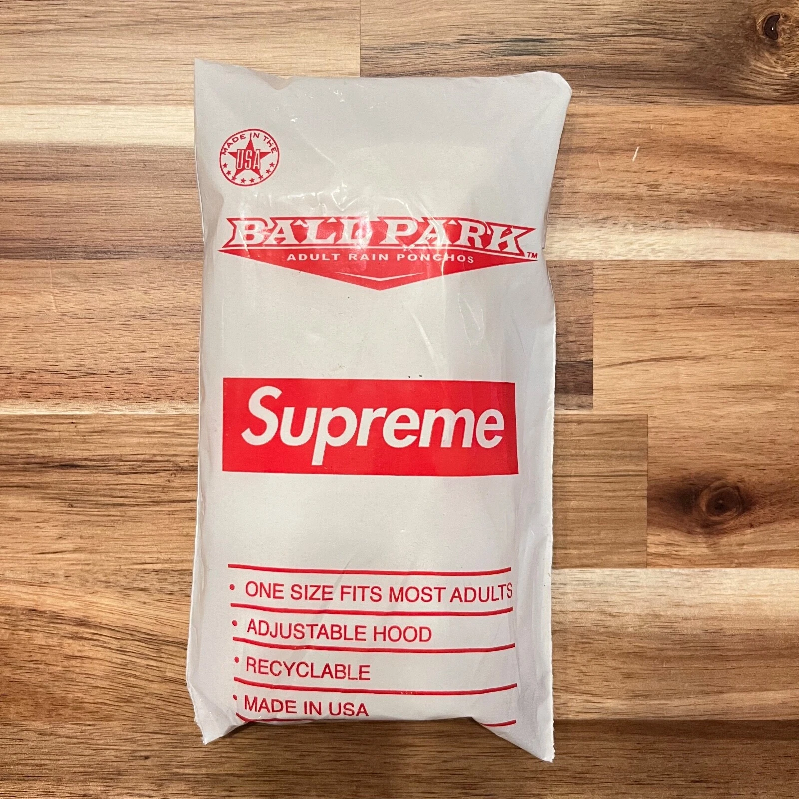Logo boîte poncho Supreme New York Ballpark NEUF SS20
