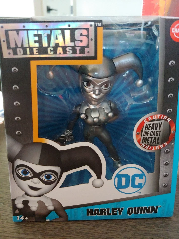 Lote de 2 figuras de metal fundido a presión Harley Quinn DC - 1 juego de libros y máscaras y 1 arte de pared Foto 3 de 4