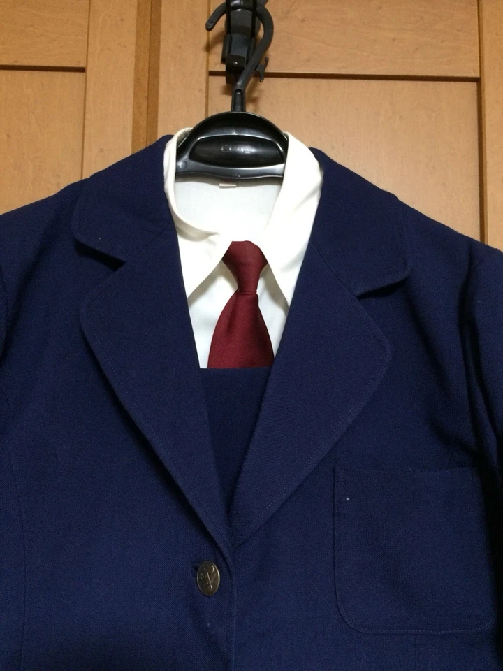 Configuración de uniforme escolar japonés real con cuaderno de estudiante Foto 2 de 4