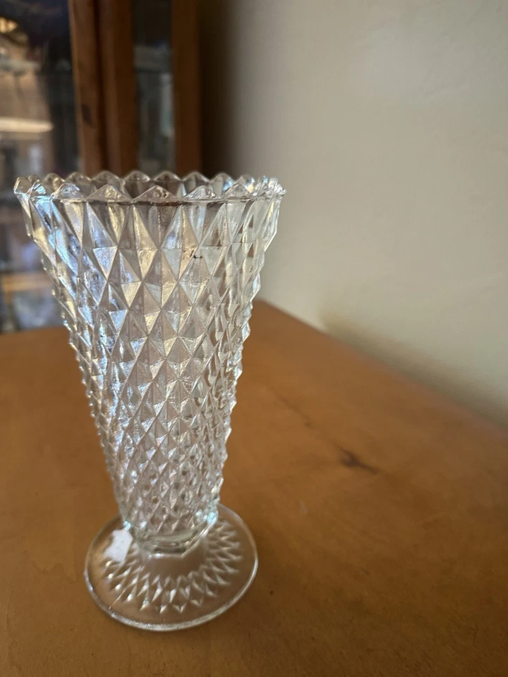 Jarrón vintage de cristal con patrón de diamantes Foto 3 de 3