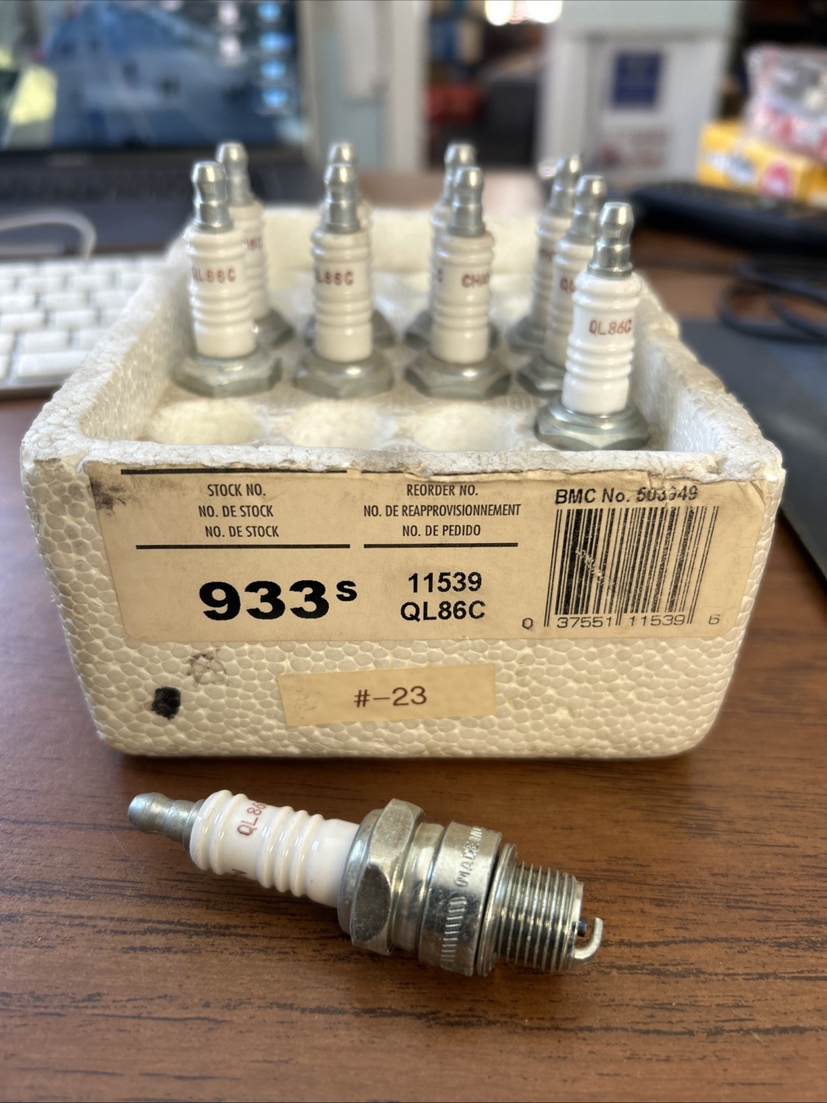 Champion 933 QL86C Spark Plug Genuine OEM BRAND NEW QUANTITY 10