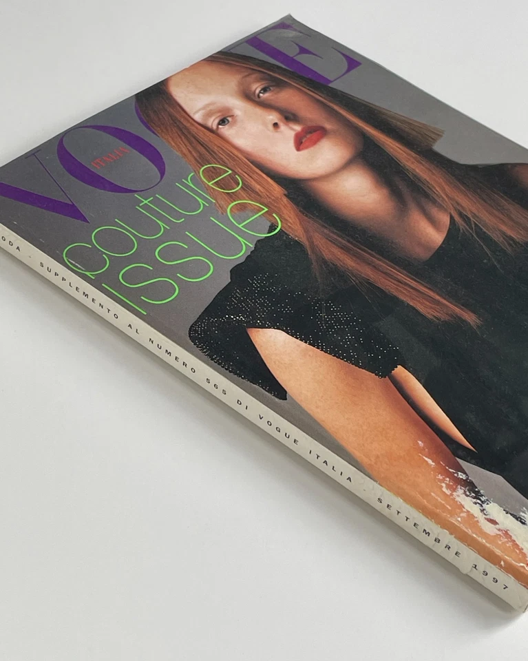 VOGUE Italia 1997 small water damage on bottom left Foto 2 de 3