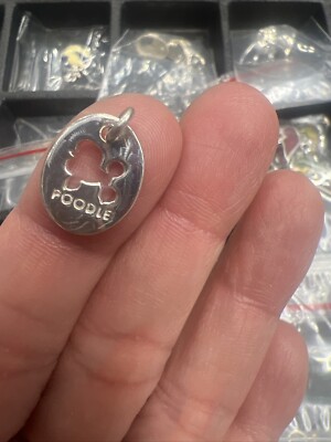 Sehr kleiner Sterling Silber süßer kleiner Pudel Mini kleiner Anhänger 925 gestempelt