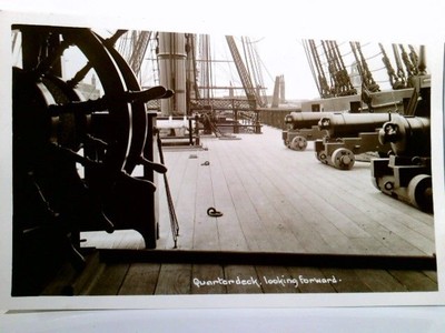 Quarterdeck, looking forward. Alte Schiffs AK s/w. ungel., Schiffsdeck mit Kanon