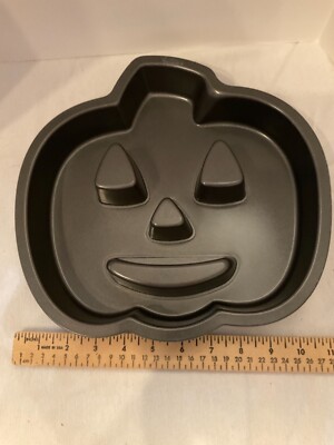 Wilton Pumpkin shaped baking pan metal