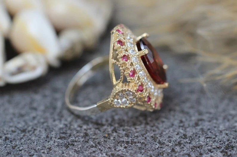 Anillo de cóctel vintage granate rojo | Halo de rubí circonita cúbica oro joyería para mujer Foto 3 de 4