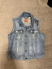 Levi Strauss Girl’s Distress Light Wash Denim Vest Size Large 14-16 Studded