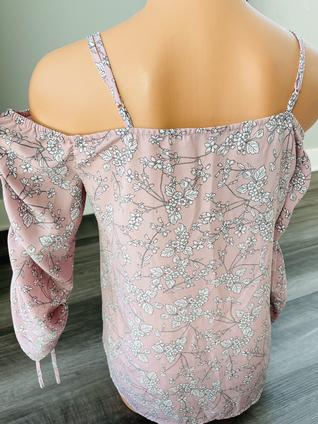 Collective Concepts Pink Floral Cold Shoulder Blouse Size XS Ruched Sleeve