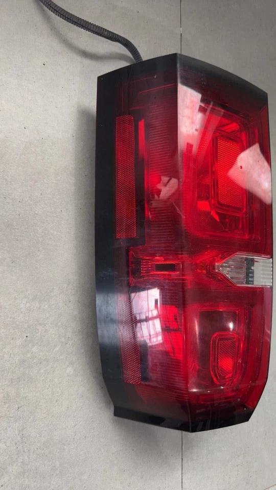 Luz trasera lado pasajero para Chevrolet Tahoe Suburban 2015-2020 con bombilla Foto 4 de 4