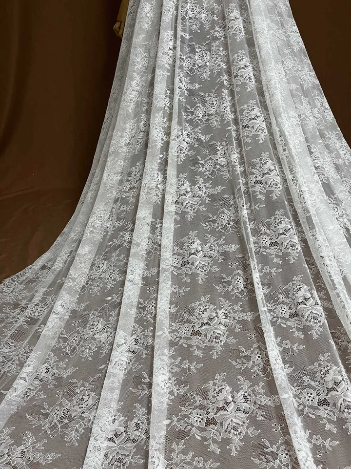 Velo de novia de boda 1 nivel longitud catedral encaje borde ondulado con apliques de peine Foto 3 de 4