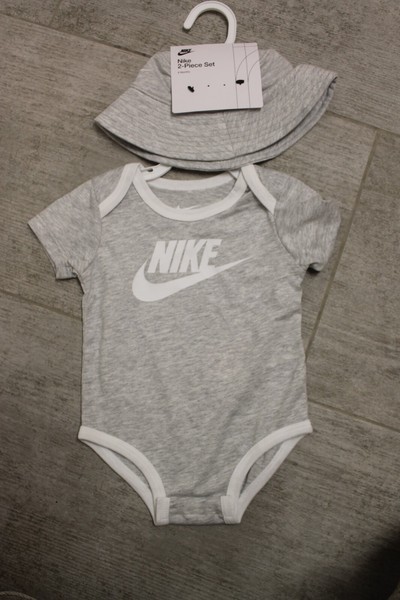 Nike Baby Boys Jungen Set 2 Tlg Cap Body Strampler 0 - 6 Monate Grau Weiß-image
