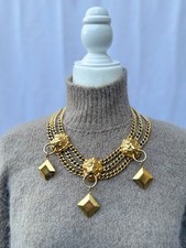 70-80’s STUNNING VINTAGE GOLD LAUREL LION AND PYRAMID STUD CHAIN NECKLACE