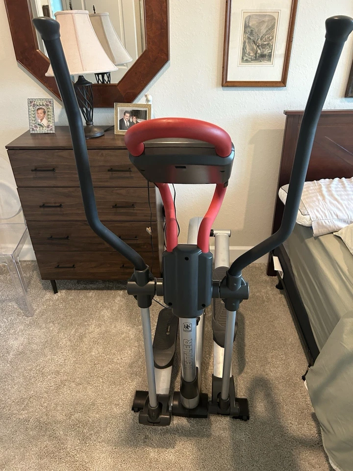 Entrenador elíptico. Máquina de ejercicios. Foto 3 de 3