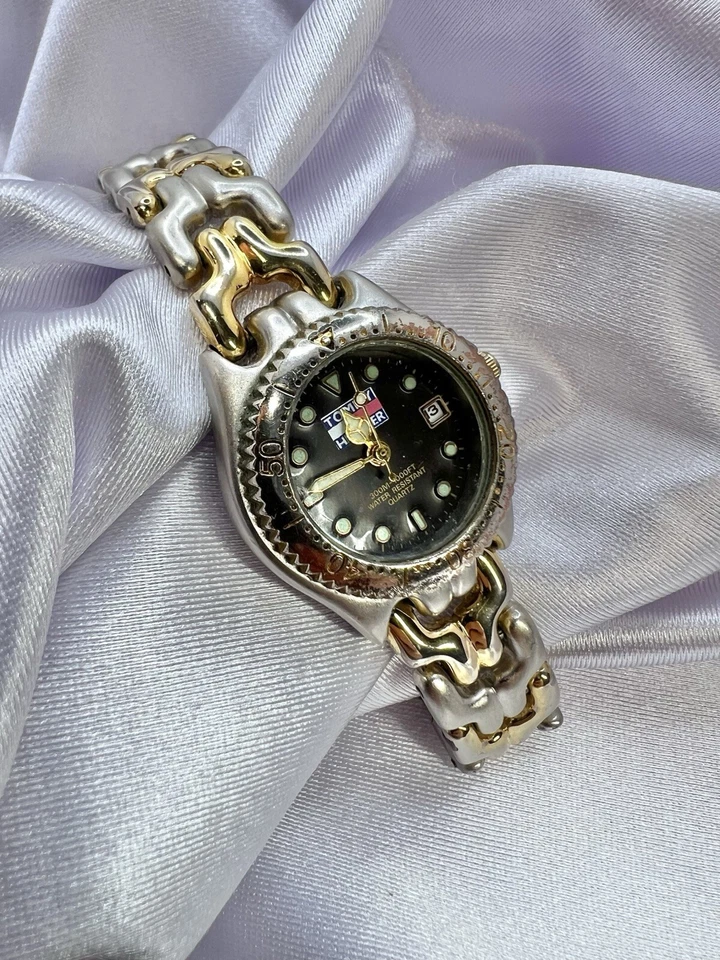 Reloj Mujer Tommy Hilfiger Dos Tonos Plata Dorado Bisel Giratorio Elegante  Foto 2 de 4
