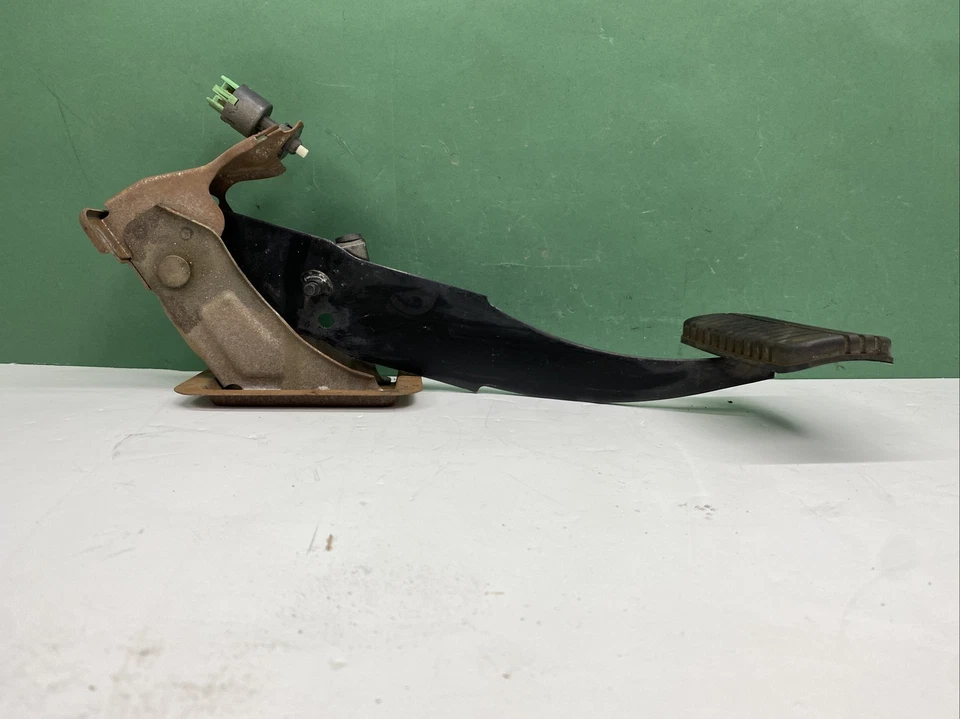 Pedal de freio 2007-2012 Mitsubishi Eclipse GS fabricante de equipamento original - Imagem 2 de 4