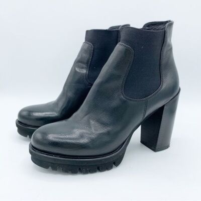 L Idea by Lori Black Lug Sole Chelsea Boot 9.5