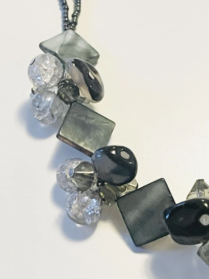 Costume Jewellery - Green Marble Effect Glass Necklace - Clear Glass - Image 2 of 4