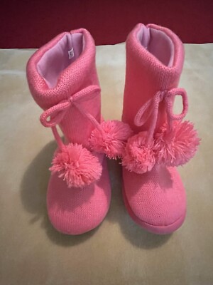 AVON KIDS COZY BOOTIES SLIPPERS PINK P0M-POM SIZE SMALL NEW