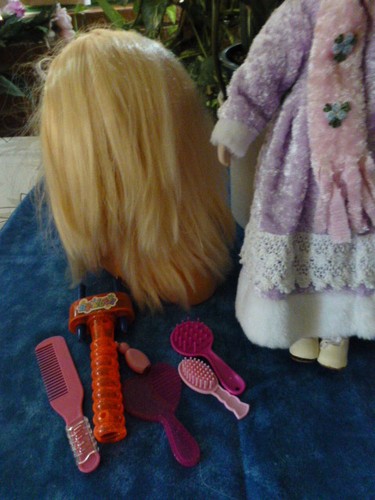 la téte a coiffer ,ses accessoires et la poupée robe velours parme a saisir!!! - Picture 2 of 4