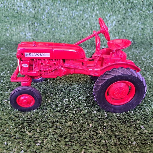 ERTL McCormick Farmall Cub Tractor 1959-1963 1:16 Scale Diecast - Picture 2 of 12