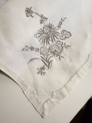 Vintage Madeira Hand Embroidered Linen Tablecloth with Shaped Edges  ZZ624