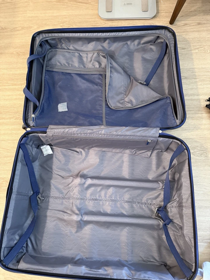 American Tourister  checked in luggage - Image 3 of 4