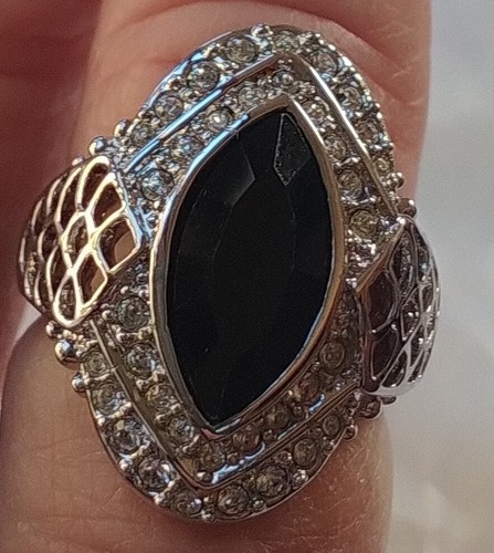 Beautiful Imitation Onyx Stone with Crystal Surrounding Silvertone Size 7 - Picture 2 of 3