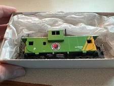 ATHEARN/BEV-BEL 2209 HO RTR "Northern Pacific BN" Wide Vision Caboose RTR KDs OB