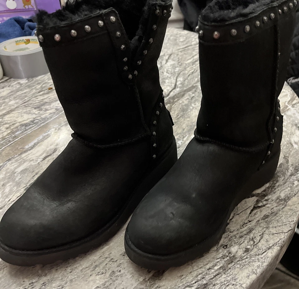 UGG Cuero BOTAS TOBILLO PIEL OVEJA Botines Cuña 1013854 Tachuelas Negro Para Mujer 5.5 Foto 2 de 4